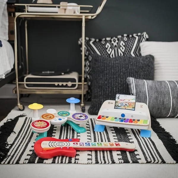 BABY EINSTEIN Jouet guitare musicale en bois Together in Tune Guitar™ Connected Magic Touch