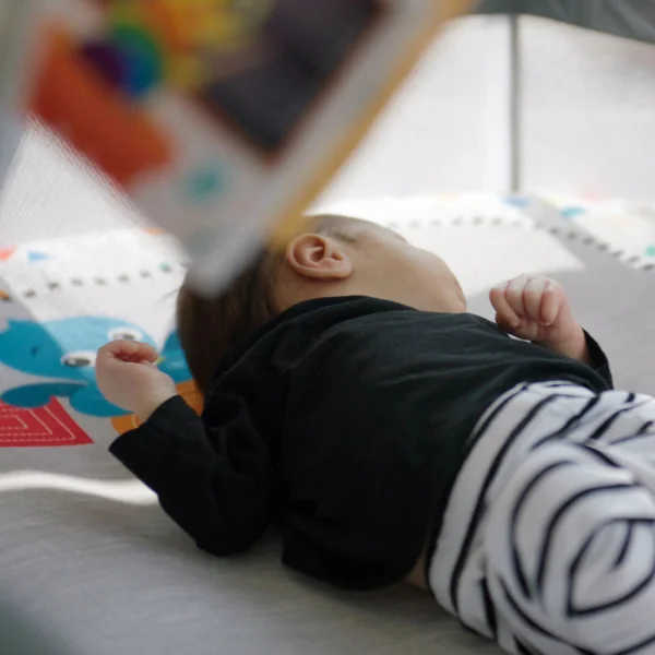 BABY EINSTEIN Lit de bébé avec parc de jeu et piano 3 en 1 Kick & Snooze™ 0m+