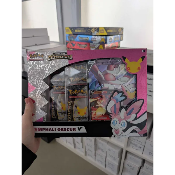 COFFRET NYMPHALI V POKÉMON CÉLÉBRATIONS – COFFRET BUG PROMO DRACAUFEU AU LIEU DE LA NYMPHALI