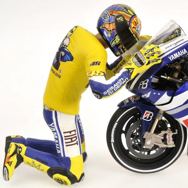 YAMAHA YZR-M1 - VALENTINO ROSSI - MOTO GP 2010 VALENCIA - WITH FIGURINE (GIFTBOX) L.E. 3999 pcs.