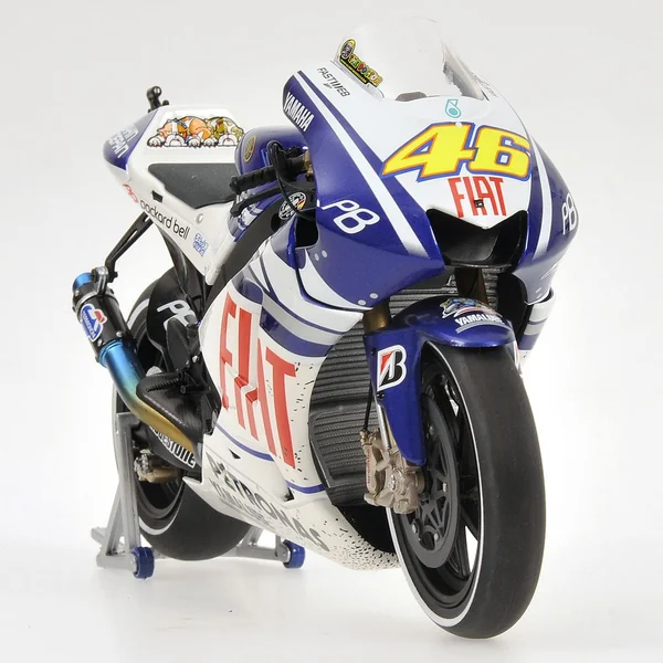 YAMAHA YZR-M1 - VALENTINO ROSSI - MOTO GP 2010 VALENCIA - WITH FIGURINE (GIFTBOX) L.E. 3999 pcs.